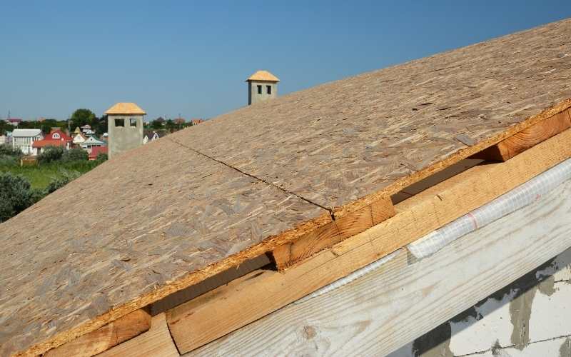 筋膜和胶合板屋顶甲板之间的缝隙