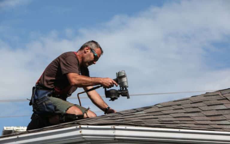 这是屋顶工人每平方米的工资!