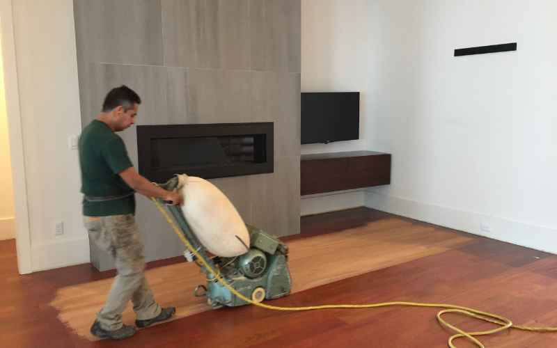 你可以在木地板上使用石膏板砂光机吗