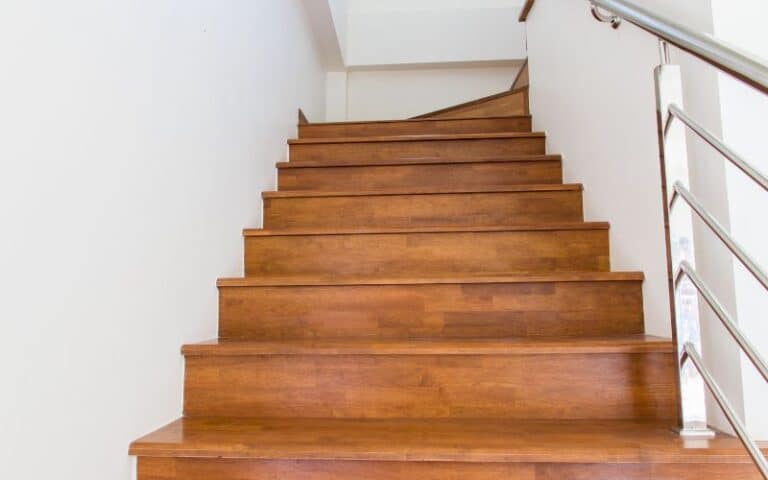 用木材代替铺有地毯的楼梯(需要考虑的3件事)